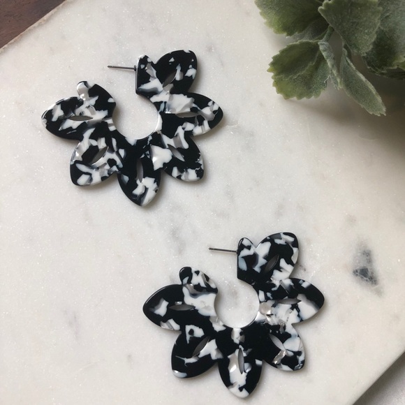 The Mila - Black & White Floral Hoop - Picture 3 of 4